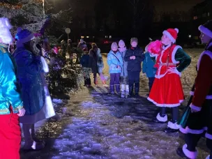 В преддверии  зимних каникул  и 2 января Новогодние представления для тумботинских ребят прошло на площади перед Домом культуры рабочего посёлка Тумботино